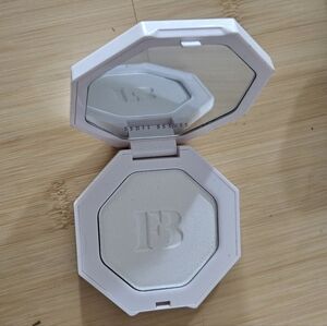 Fenty Beauty Killawatt Freestyle Highlighter Metal Moon